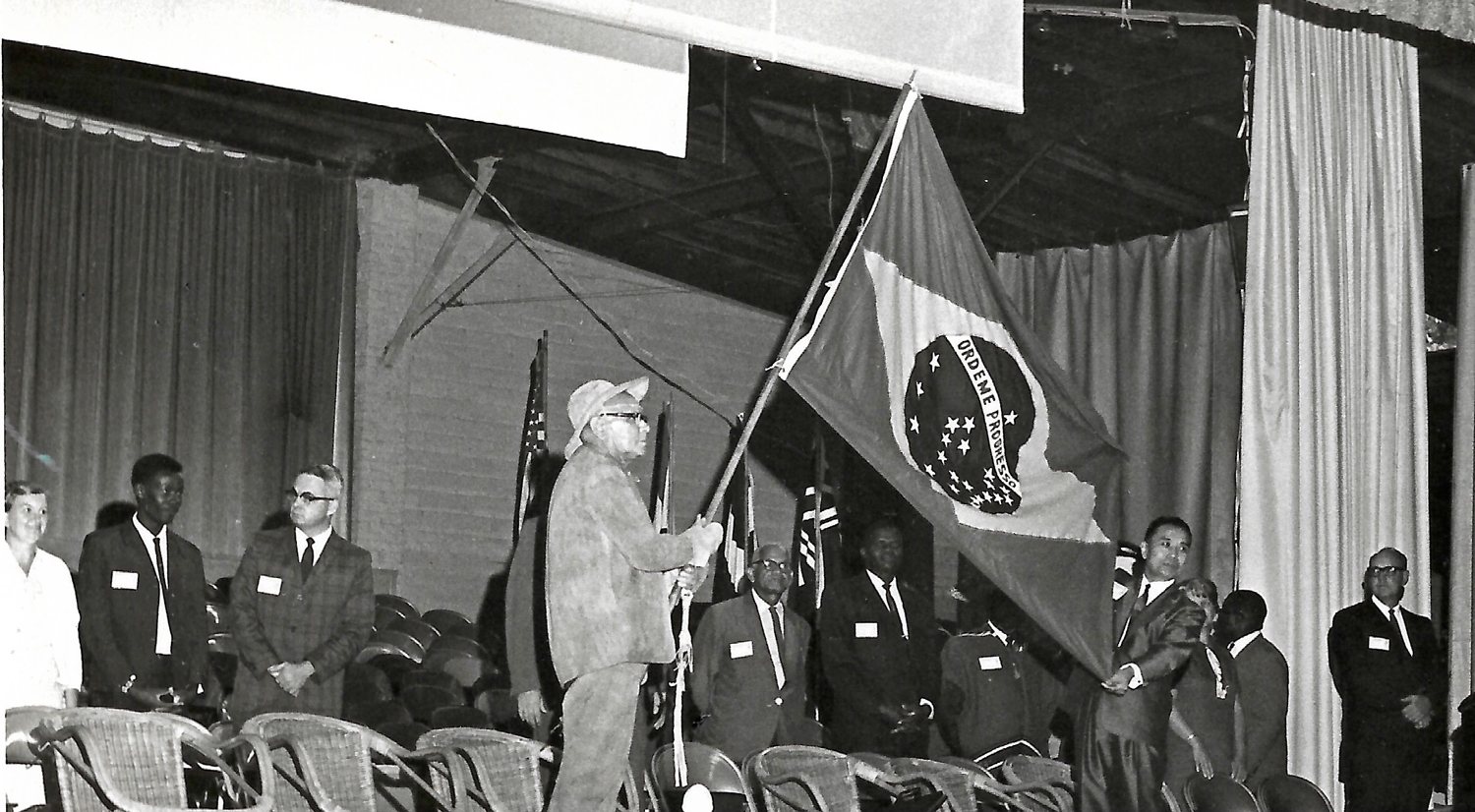 Rev. José com a bandeira do Brasil no Concílio Mundial